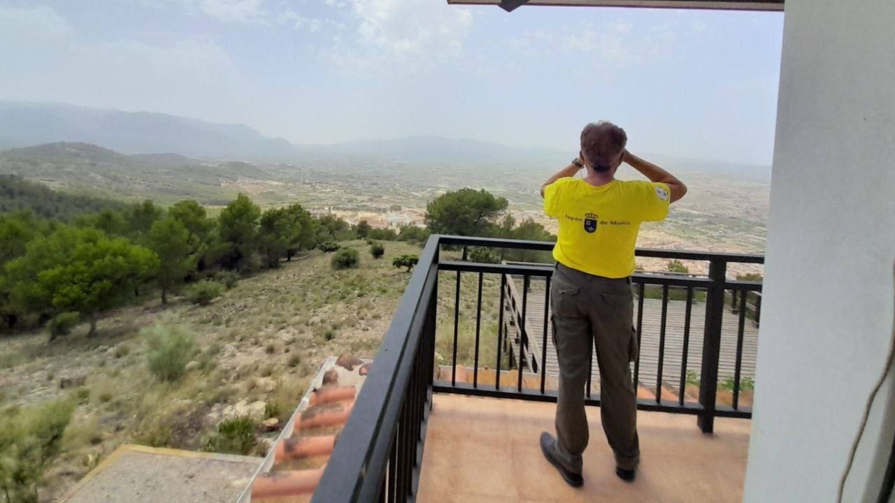 Un vigilante forestal observa desde una de las torres de la Red Malla ECO de la Región de Murcia.