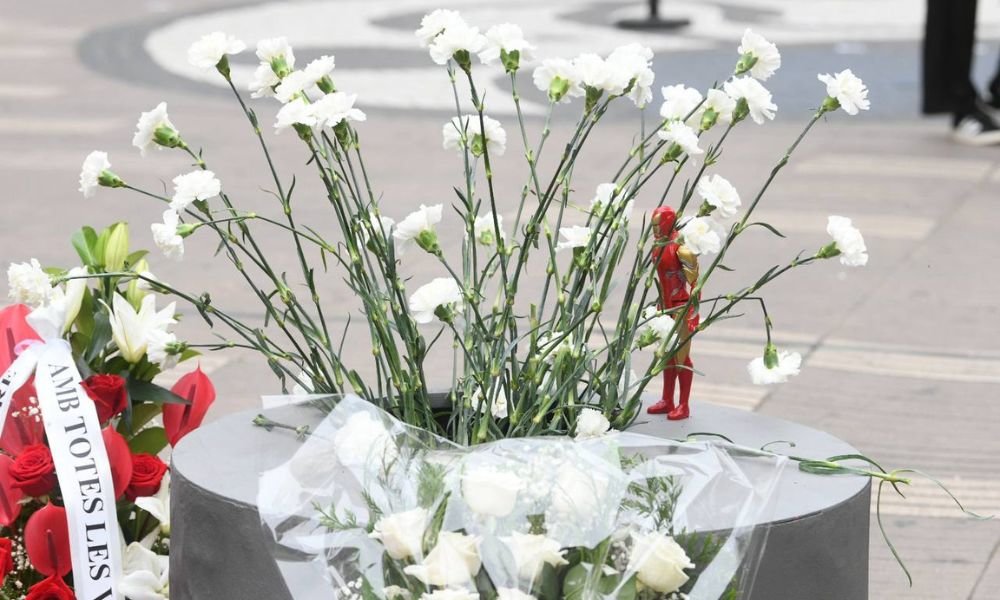 Claveles blancos en el homenaje a las víctimas del atentado del 17-A