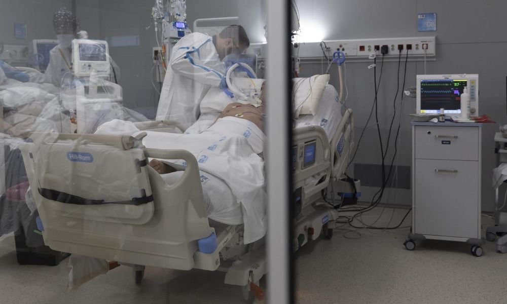 Un sanitario alrededor de un paciente ingresado en la UCI del Hospital Enfermera Isabel Zendal, a 13 de enero de 2022, en Madrid (Foto: Eduardo Parra-EP)