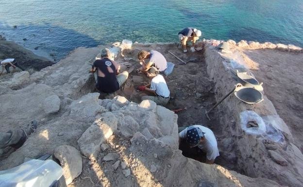 Un equipo de excavación trabaja en la zona del descubrimiento arqueológico | Ayuntamiento de Águilas