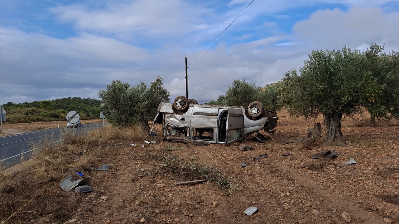 Imagen del vehículo volcado en la N-344 a la altura del término municipal de Jumilla.
