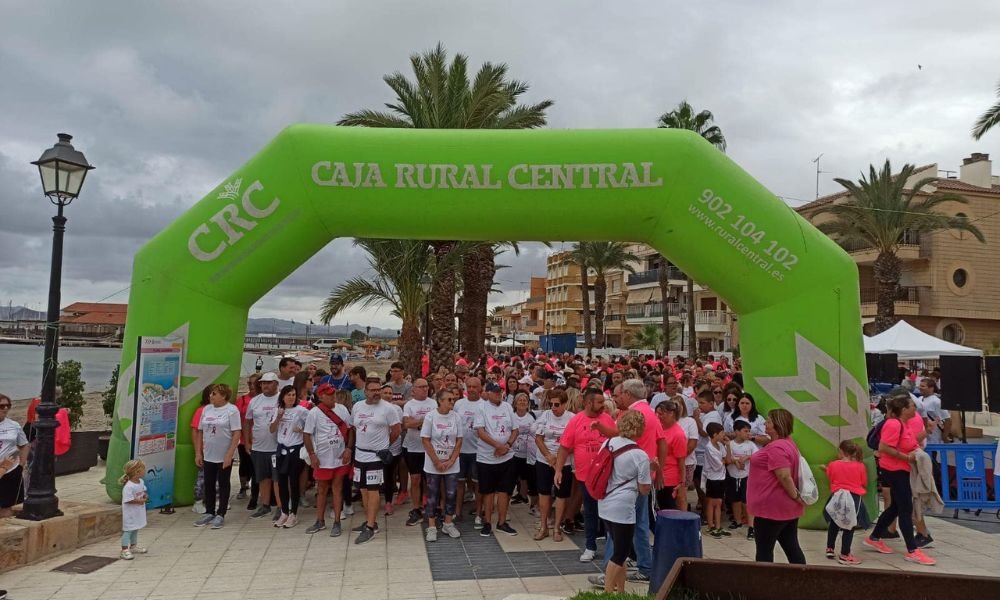 Más de 900 dorsales solidarios han marchado por el paseo marítimo del municipio con el objetivo de obtener fondos para la investigación del cáncer.