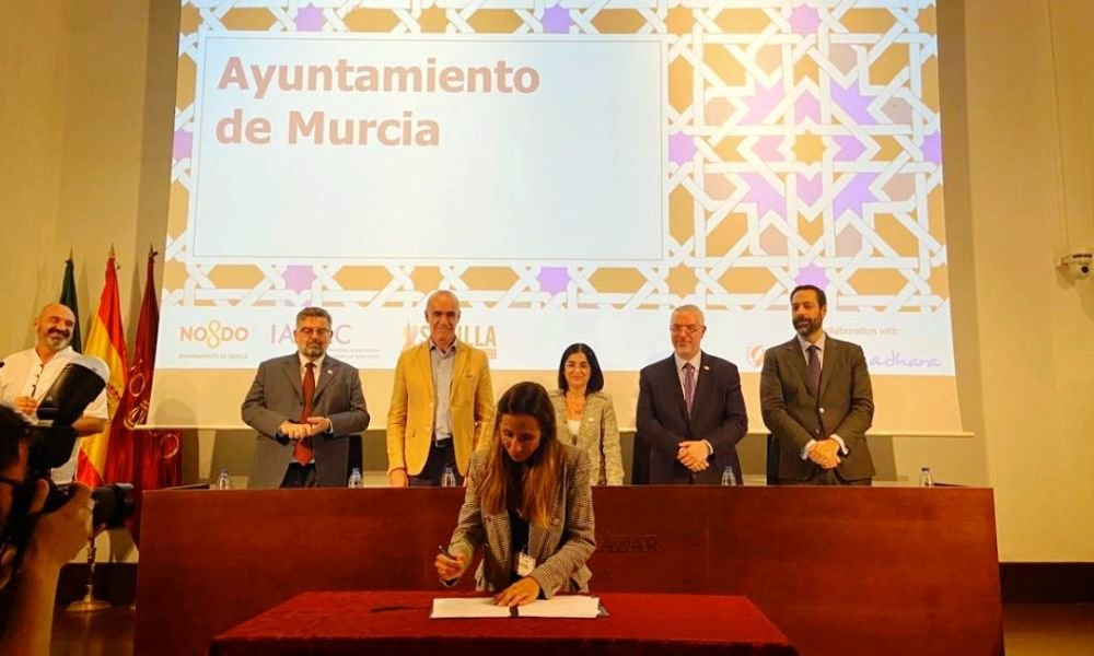 Esther Nevado firma la Declaración de Sevilla (Foto: Ayto. Murcia)