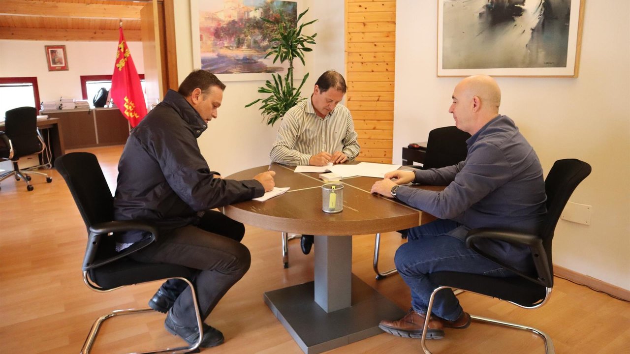 El alcalde Miras firma el contrato de obras