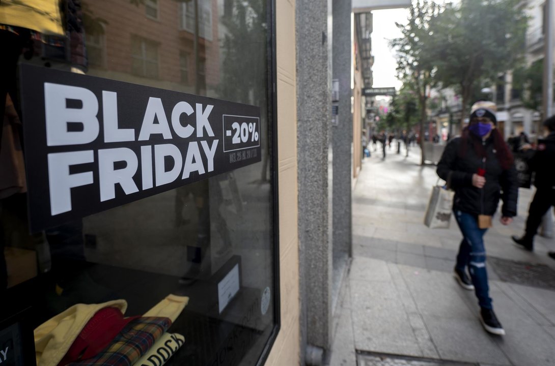 Un cartel publicitario anuncia rebajas con motivo del Black Friday. |  FOTO: EUROPA PRESS