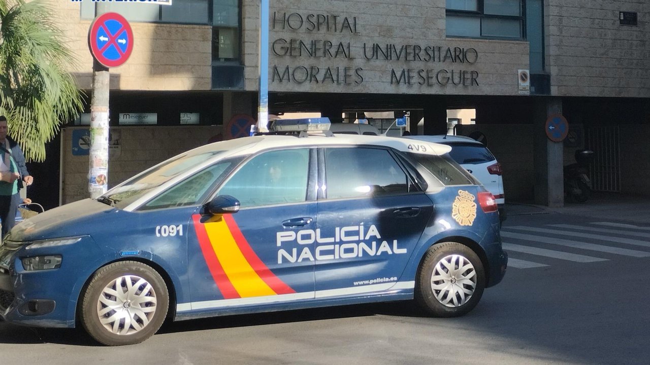 Un vehículo de la Policía Nacional estacionado junto al hospital Morales Meseguer (Foto: Policía Nacional)