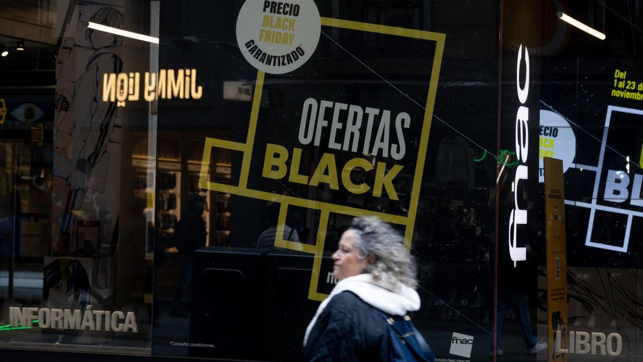 Una persona pasa por delante de una tienda que anuncia un cartel publicitario del ‘Black Friday’, a 14 de noviembre de 2022 (Foto: Eduardo Parra - Europa Press)