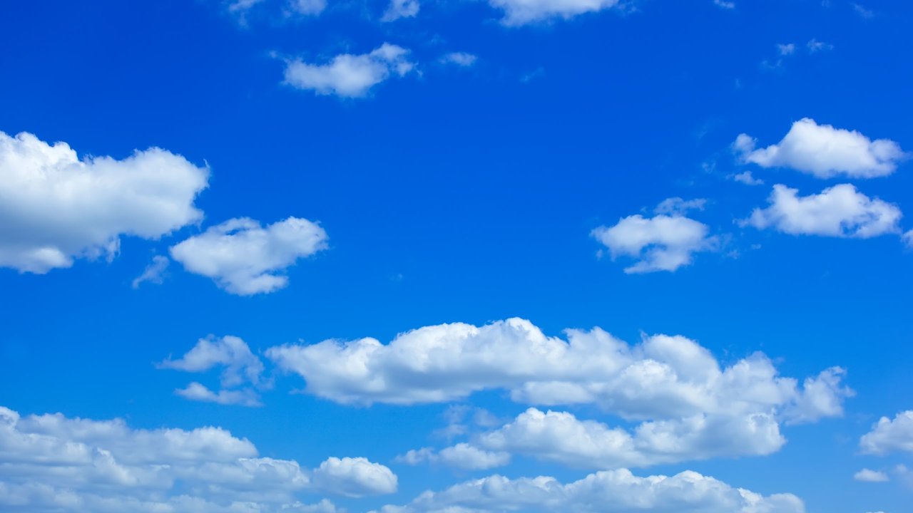 Cielos con intervalos de nubes medias y altas, quedando poco nubosos por la tarde.