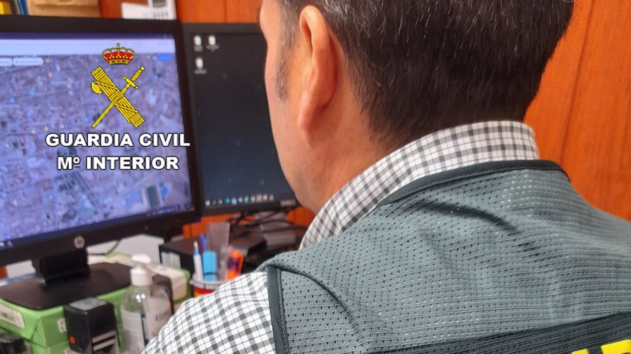 Un agente de la Guardia Civil trabaja en la investigación (foto: Guardia Civil)