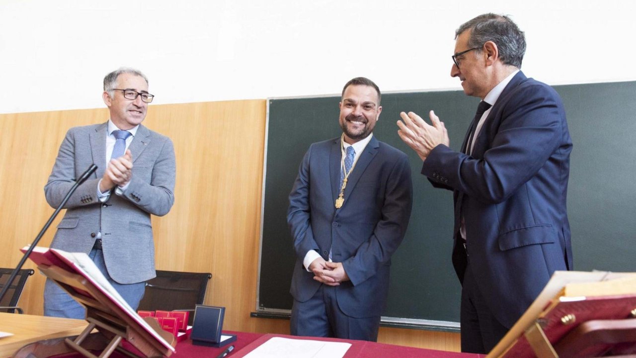 César Leal (centro) recibe el aplauso del secretario general (izq.) y el rector Luján en su toma de posesión (Foto: UMU)
