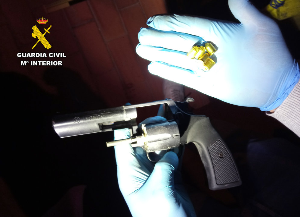 Una de las armas incautadas por la Guardia Civil (foto: Guardia Civil)