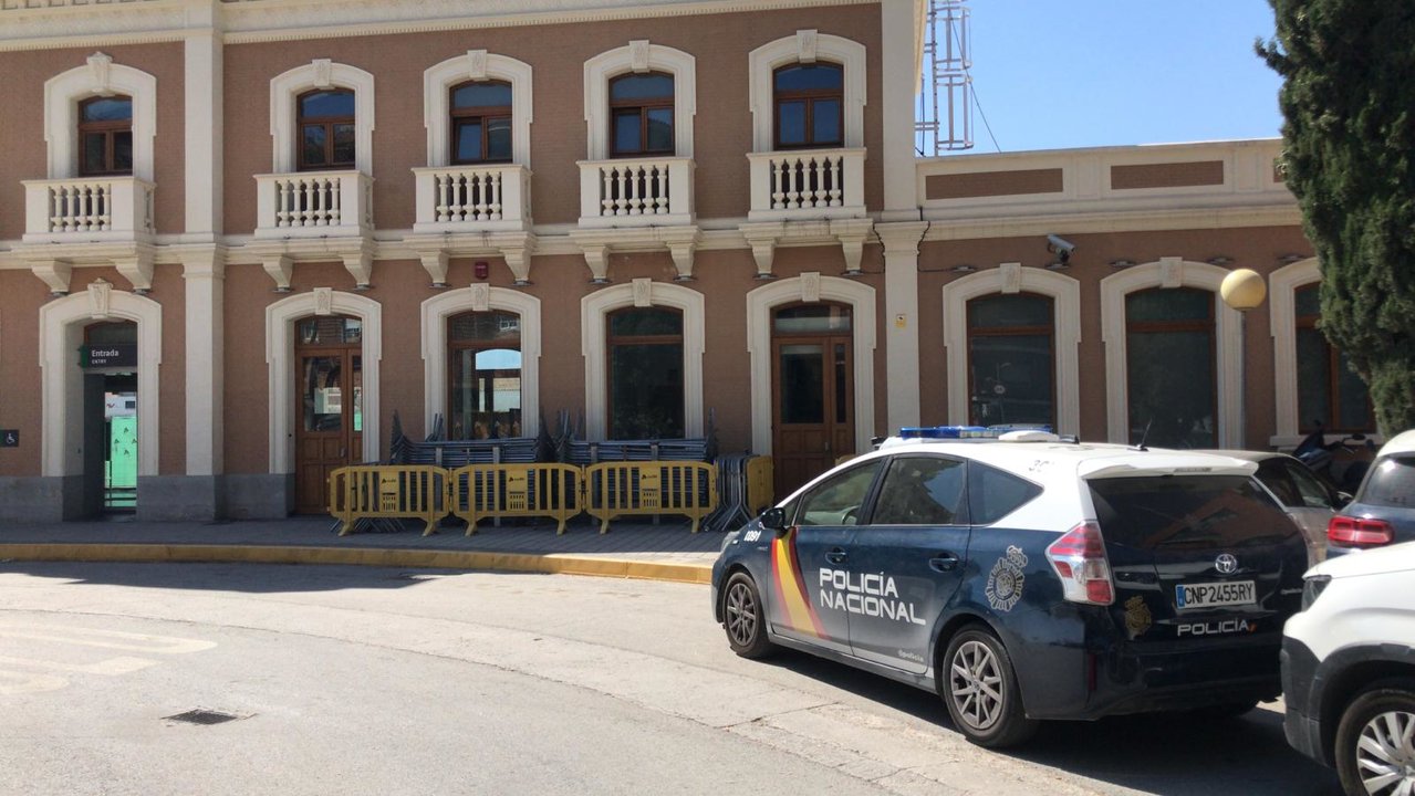 Vehículos de la Policía Nacional frente a la estación Murcia del Carmen
