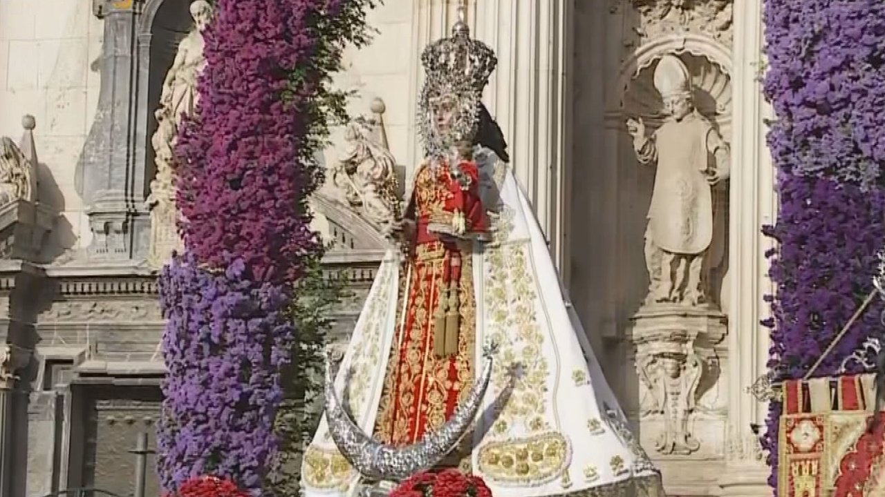 La Virgen de la Fuensanta durante la ofrenda floral en Murcia (foto: La 7)