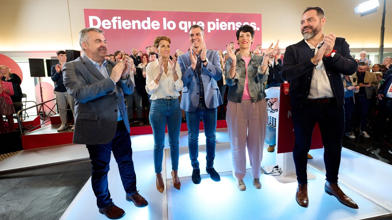 Pedro Sánchez (centro) rodeado de los líderes socialistas navarros