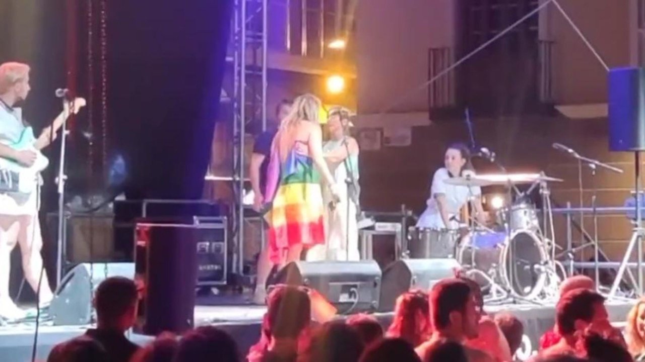Momento en el que Rocío Saiz se ve obligada a taparse con una bandera LGBTIQ+