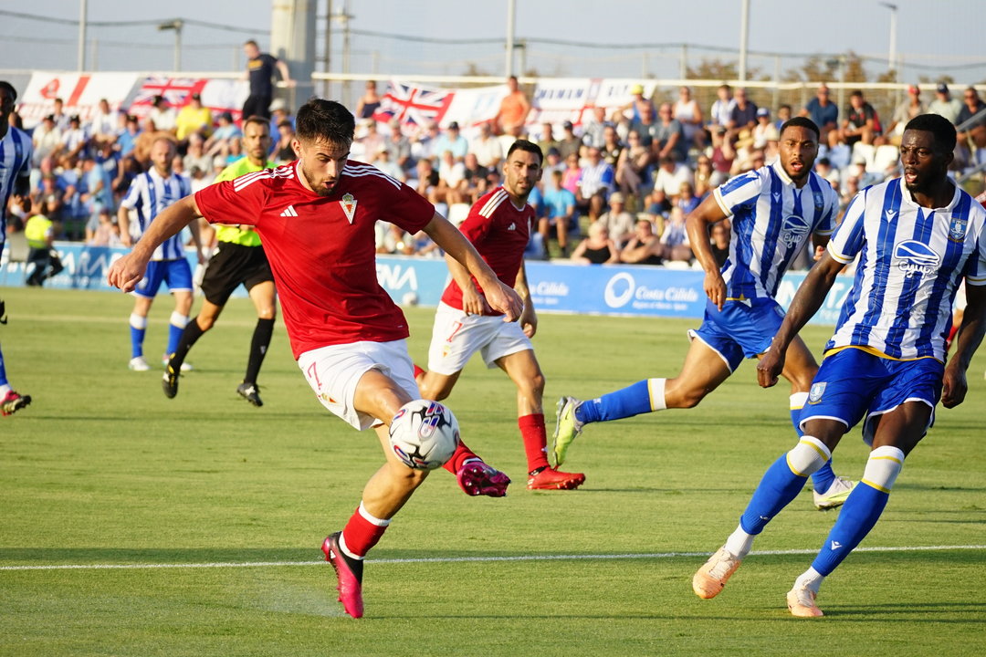 Ocasión de Dani Vega en el partido entre Real Murcia y Sheffield Wednesday (foto: Real Murcia)