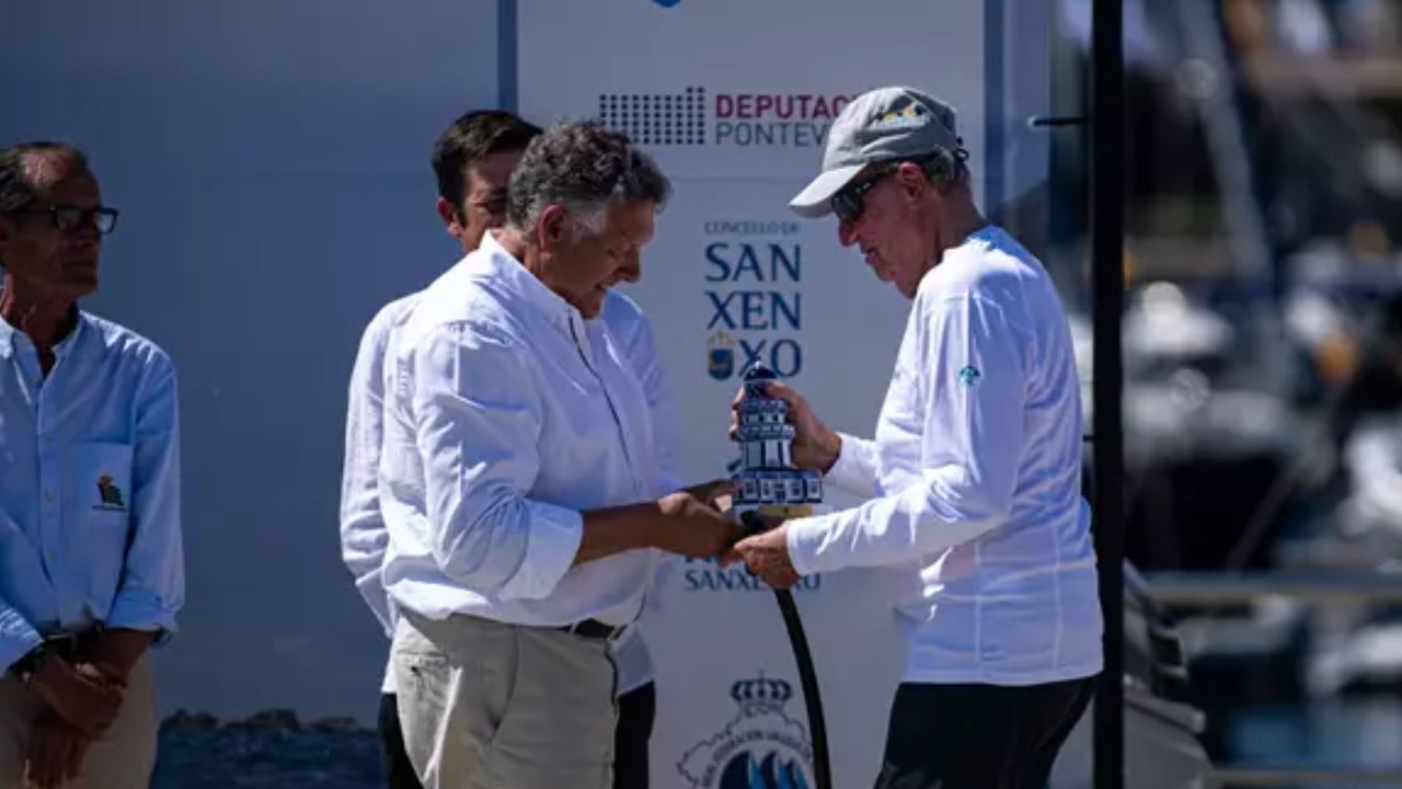 Juan Carlos I recoge el premio de las regatas de Sanxenxo, en las que el 'Bribón' logra la primera posición