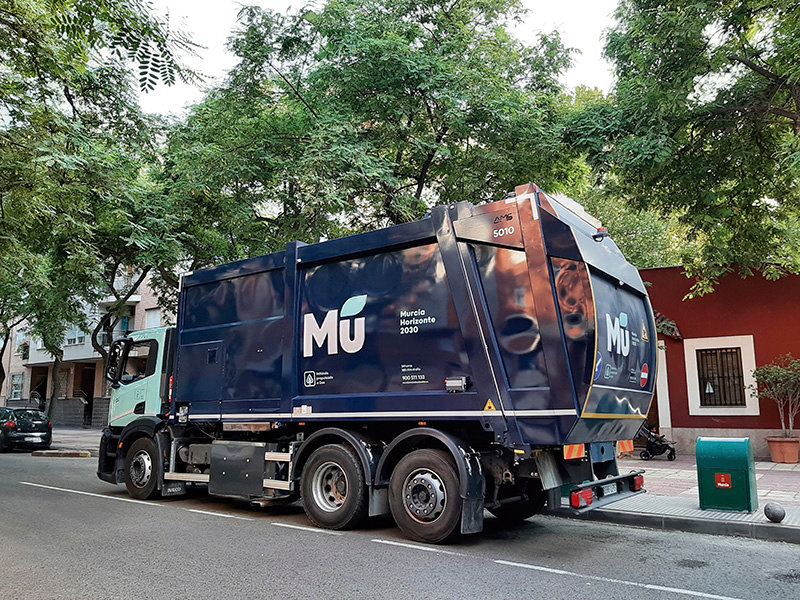 Camión de la basura que circula por Murcia