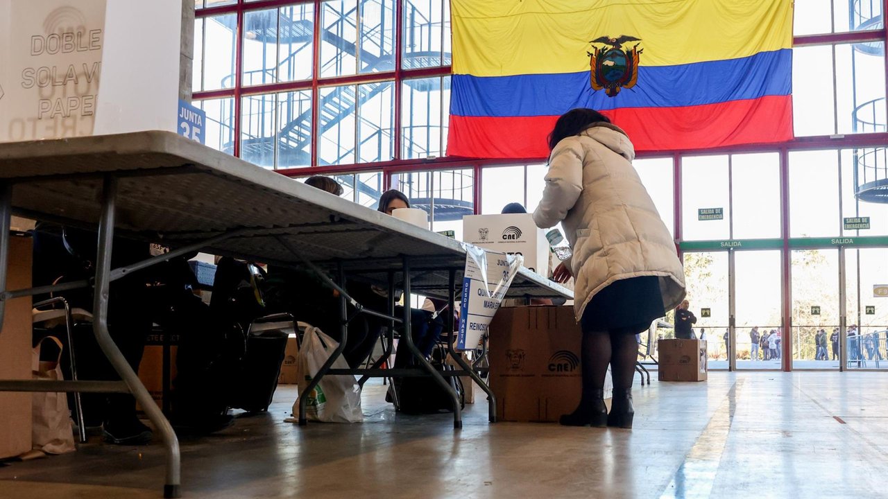 Ciudadanas ecuatorianas votan