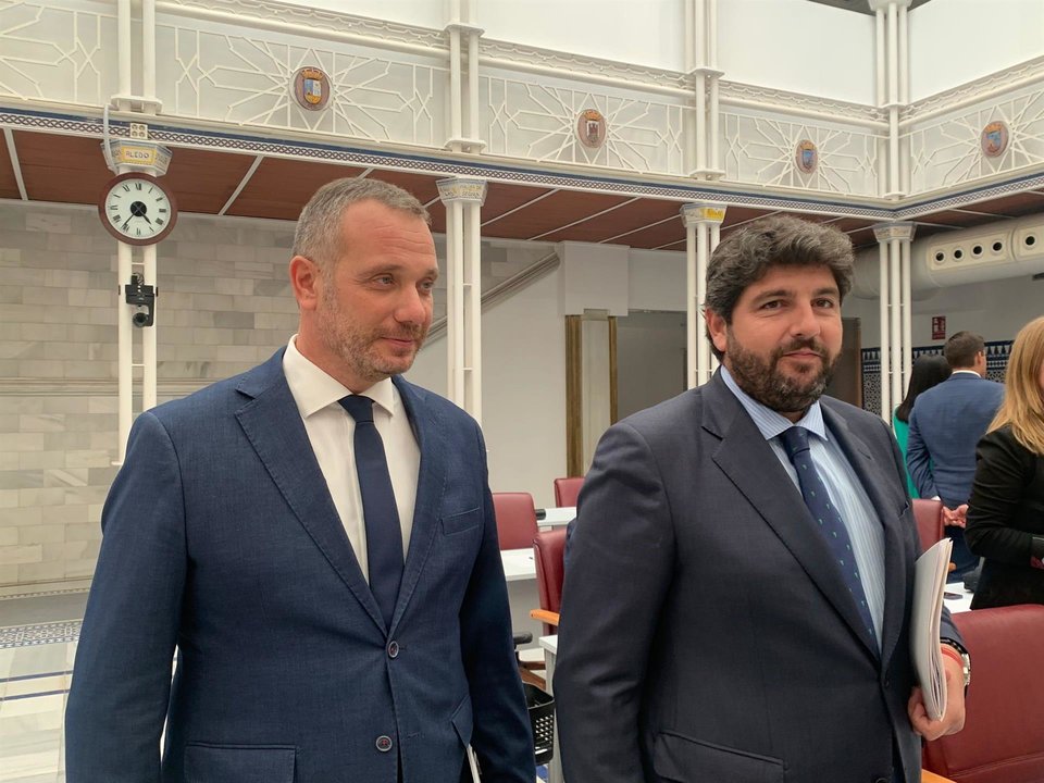 El portavoz del Grupo Parlamentario Popular, Joaquín Segado, junto al presidente de la Región de Murcia, Fernando López Miras este miércoles en la Asamblea (foto: CARM)