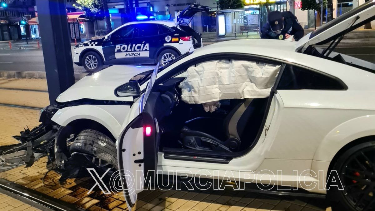 Los daños de un vehículo ha chocado con un poste de la catenaria de tranvía en Murcia (foto: Policía Local de Murcia)