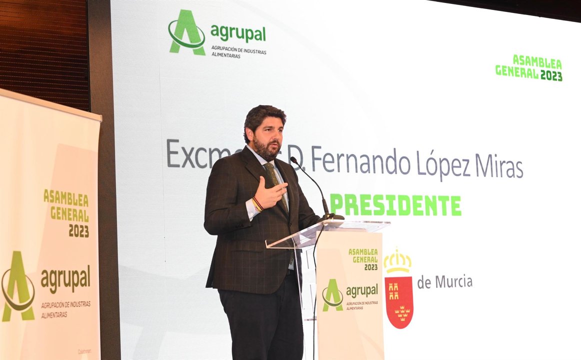 El presidente del Gobierno de la Región de Murcia, Fernando López Miras, en la clausura de la Asamblea General de la Agrupación de Empresas de Alimentación de Murcia, Alicante y Albacete (Agrupal) - CARM