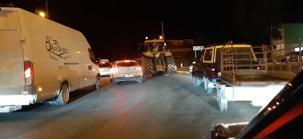 Retenciones al entrar a Lorca por una 'tractorada' organizada por los agricultores (foto: Agencias)