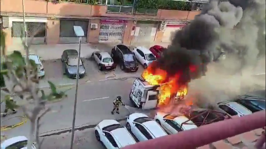 Una furgoneta se incendia junto a tres vehículos en la Urbanización de los Rectores de Murcia (foto: Bomberos Murcia)