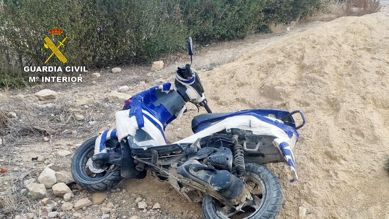 Ciclomotor utilizado en la tentativa de robo (foto: Guardia Civil)