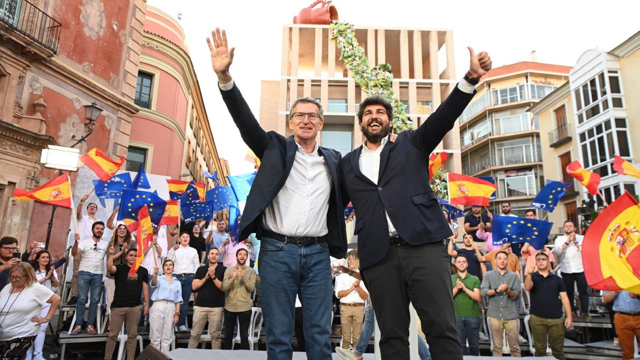 Alberto Núñez Feijóo y Fernando López Miras en un mitin del Partido Popular para las elecciones europeas en Murcia (foto: La 7)