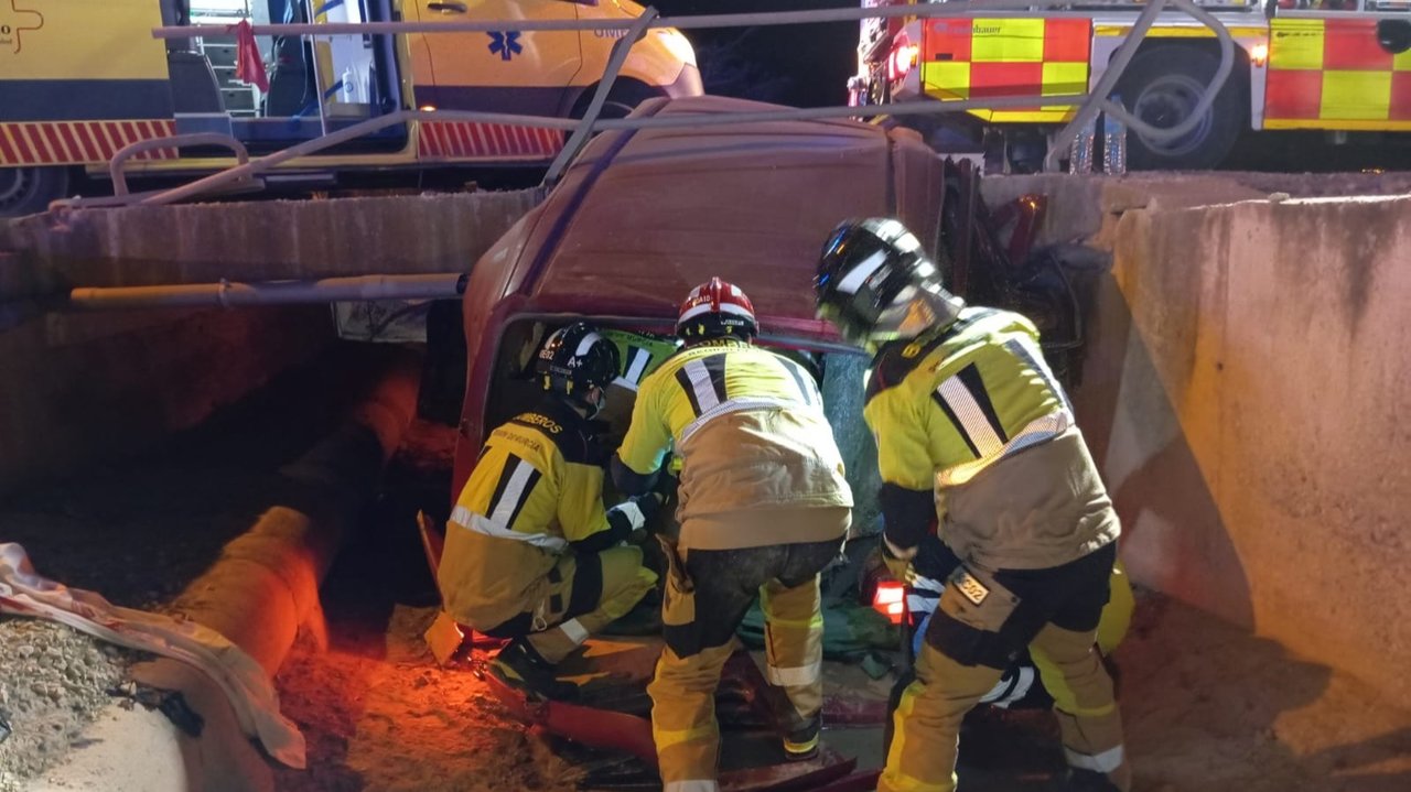Los servicios de emergencia no han podido salvar a dos ocupantes de una furgoneta que han muerto tras salir el vehículo de la carretera y caer a un cauce, en el Camino de Vera de la pedanía lorquina de Campillo (foto: 112 Región de Murcia)