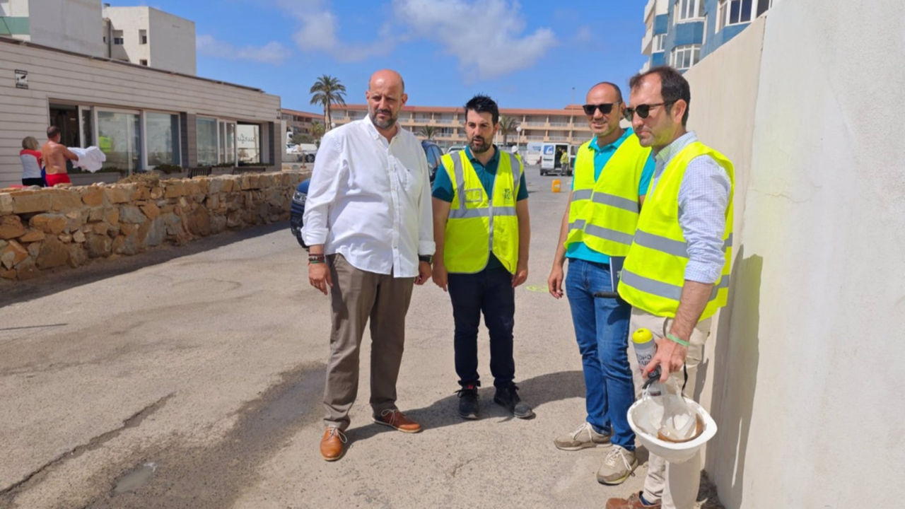 EL concejal de Infraestructuras, Diego Ortega, visita los trabajos de construcción de un acceso peatonal a la playa de Las Sirenas, en La Manga