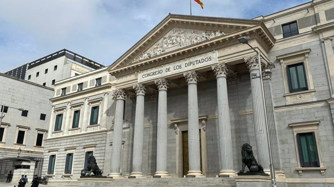 Puerta de los leones del Congreso de los Diputados (foto: EP)