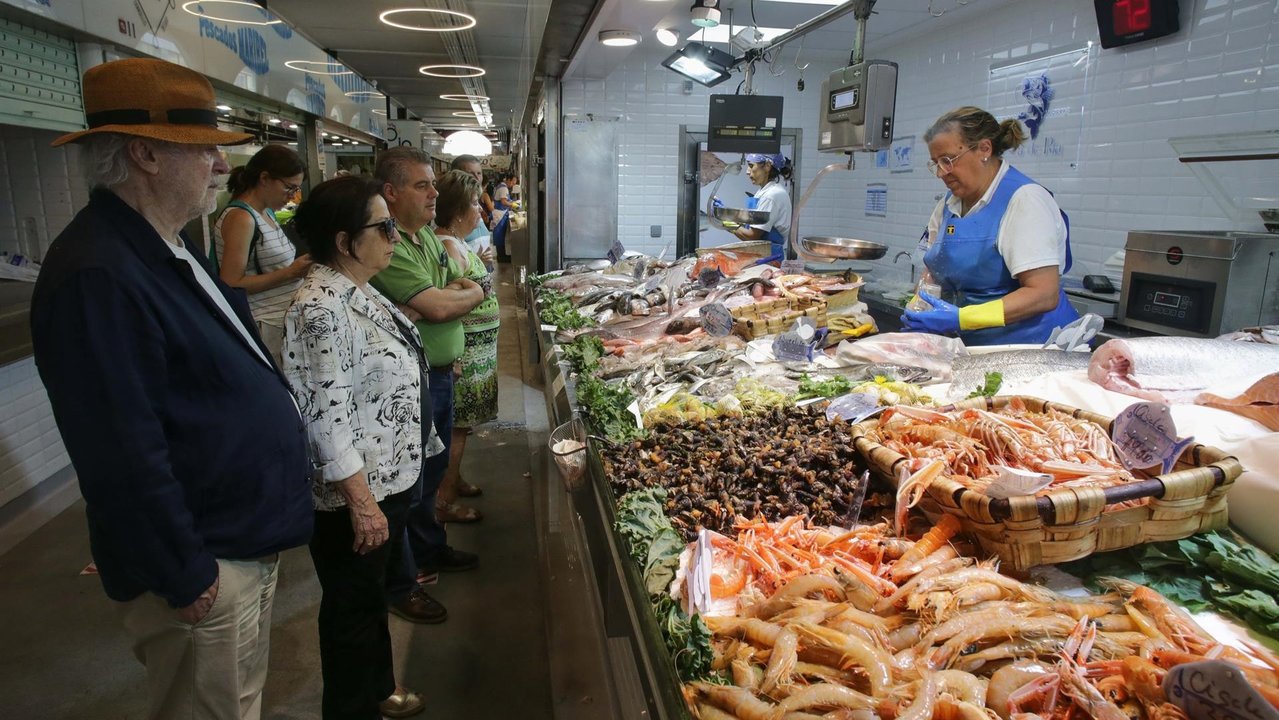 Varias personas comprando alimentos en un mercado (foto: EP)
