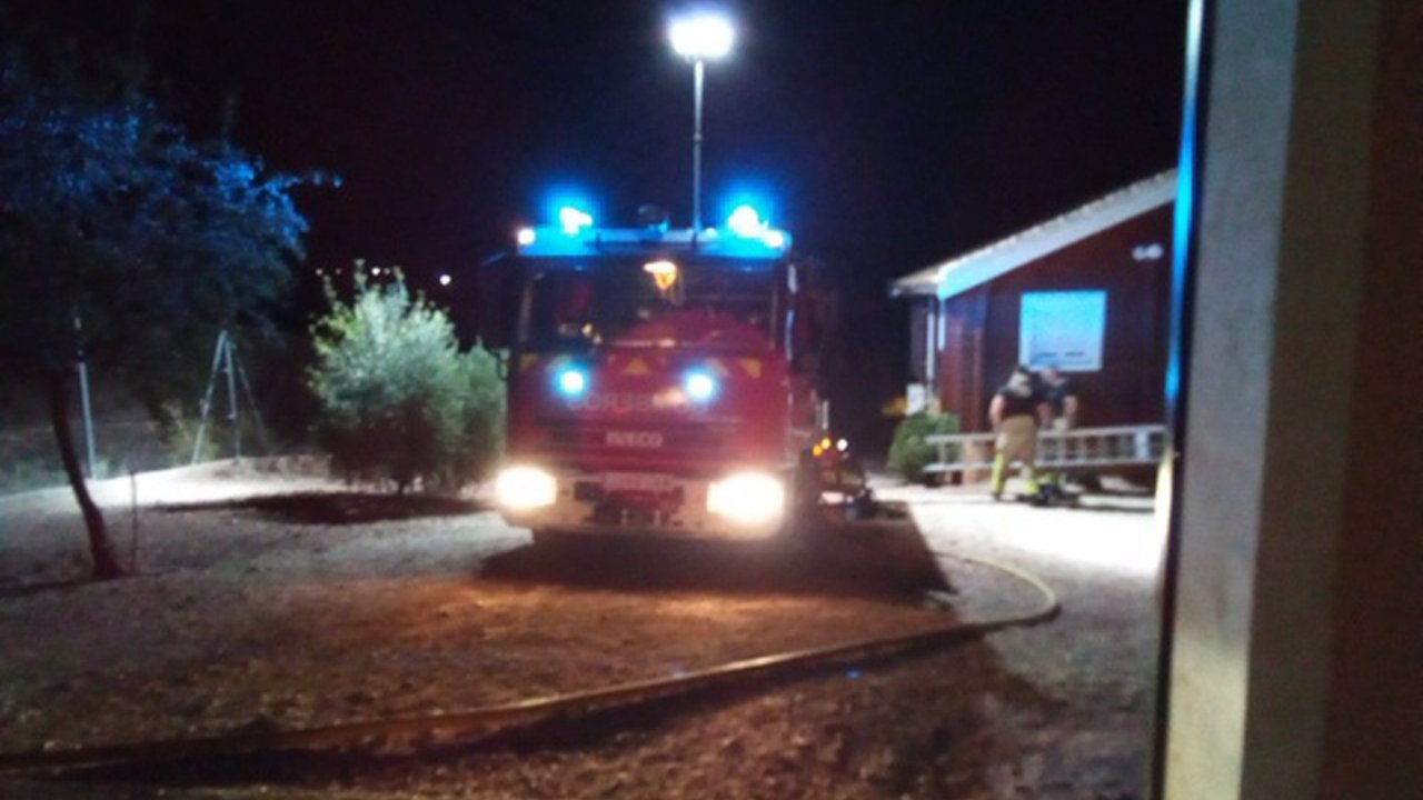 Un camión de bomberos en la vivienda afectada por un incendio en Aledo (foto: CEIS)