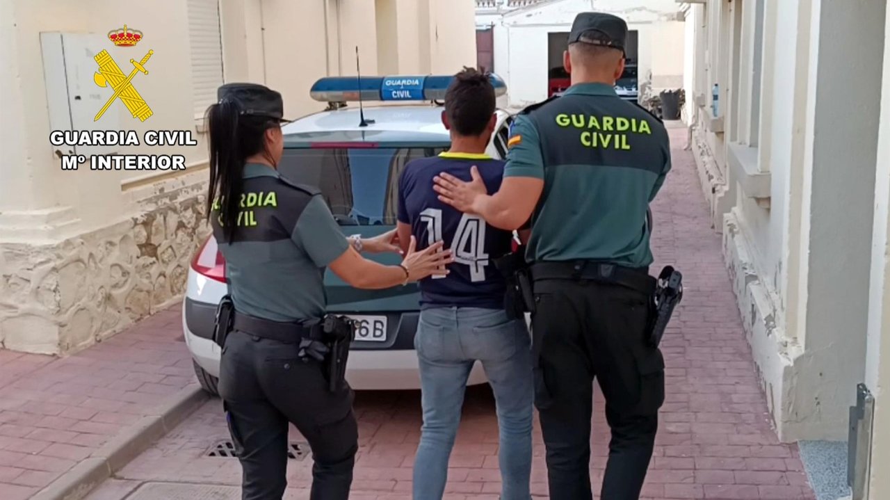 Imagen del detenido, custodiado por la Guardia Civil (foto: GC)