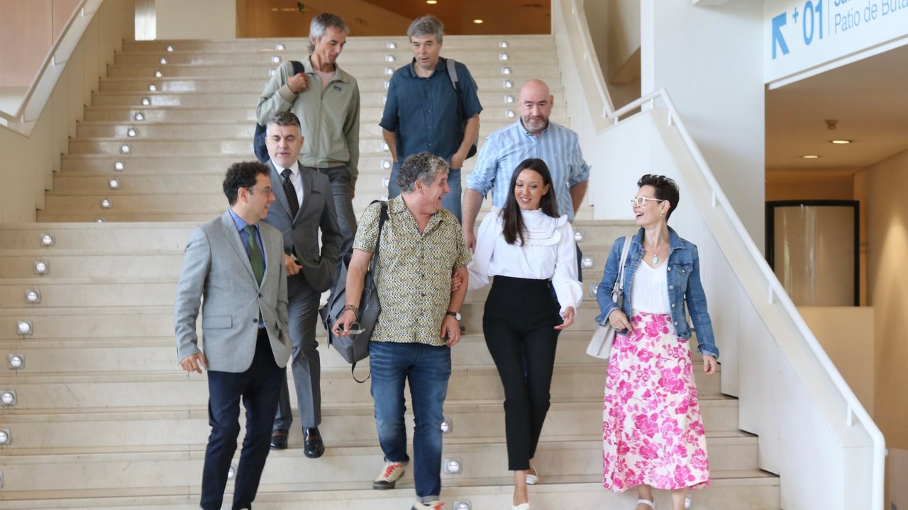 Imagen de archivo de una reunión de la consejera de Turismo, Cultura, Juventud y Deportes, Carmen Conesa, con los representantes de la Mesa de las Artes Escénicas