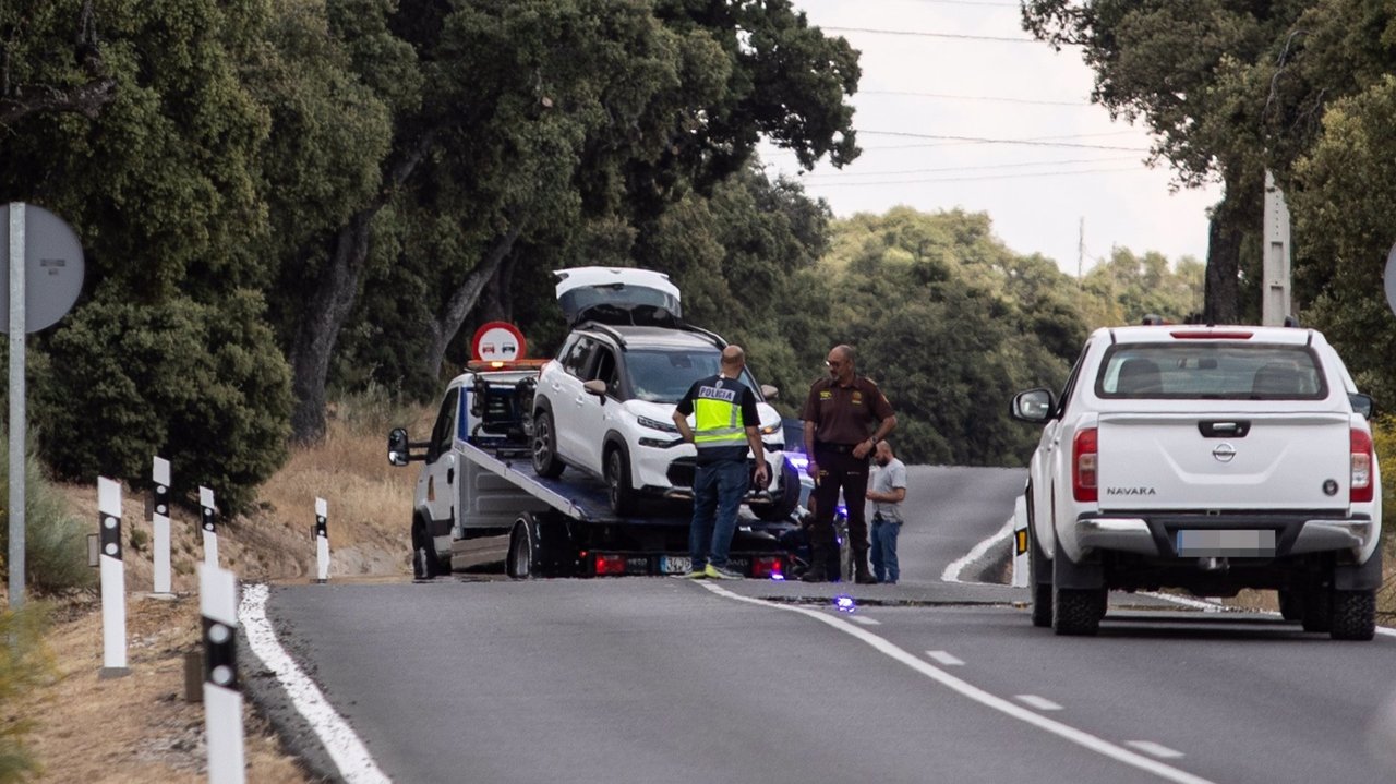 Un grúa recoge el vehículo en el que Borja Villacís perdió la vida en el momento de ser tiroteado (foto: EP)
