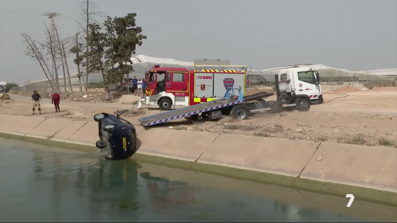 Los bomberos de la Región sacan del agua el vehículo del hombre fallecido (foto: La 7)