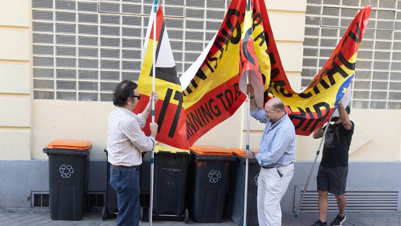 Varios hombres sujetan una pancarta contra el presidente del Gobierno en el colegio de Nuestra Señora del Buen Consejo, a 9 de junio de 2024, en Madrid