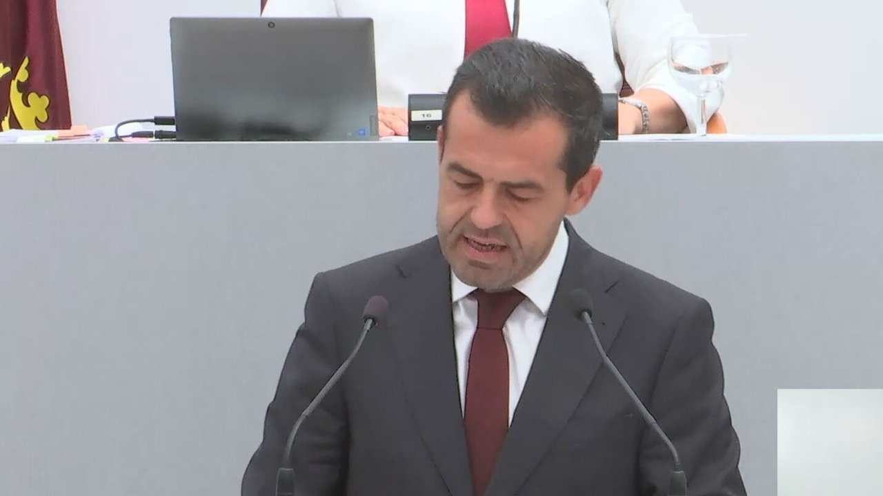 Martínez Alpañez durante su intervención en la Asamblea Regional (foto: La 7)