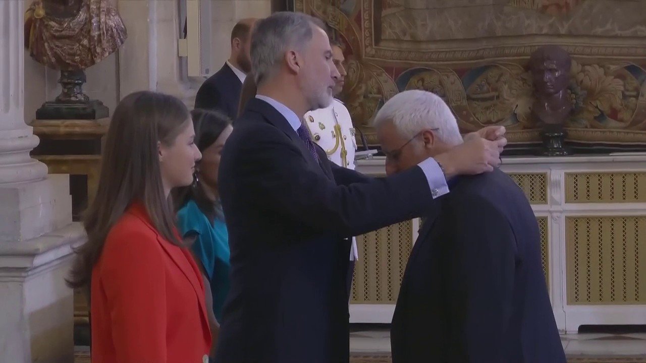 Momento de imposición de la medalla del Orden del Mérito Civil a Ángel Pérez Ruzafa de manos de S.M. el Rey Don Felipe VI