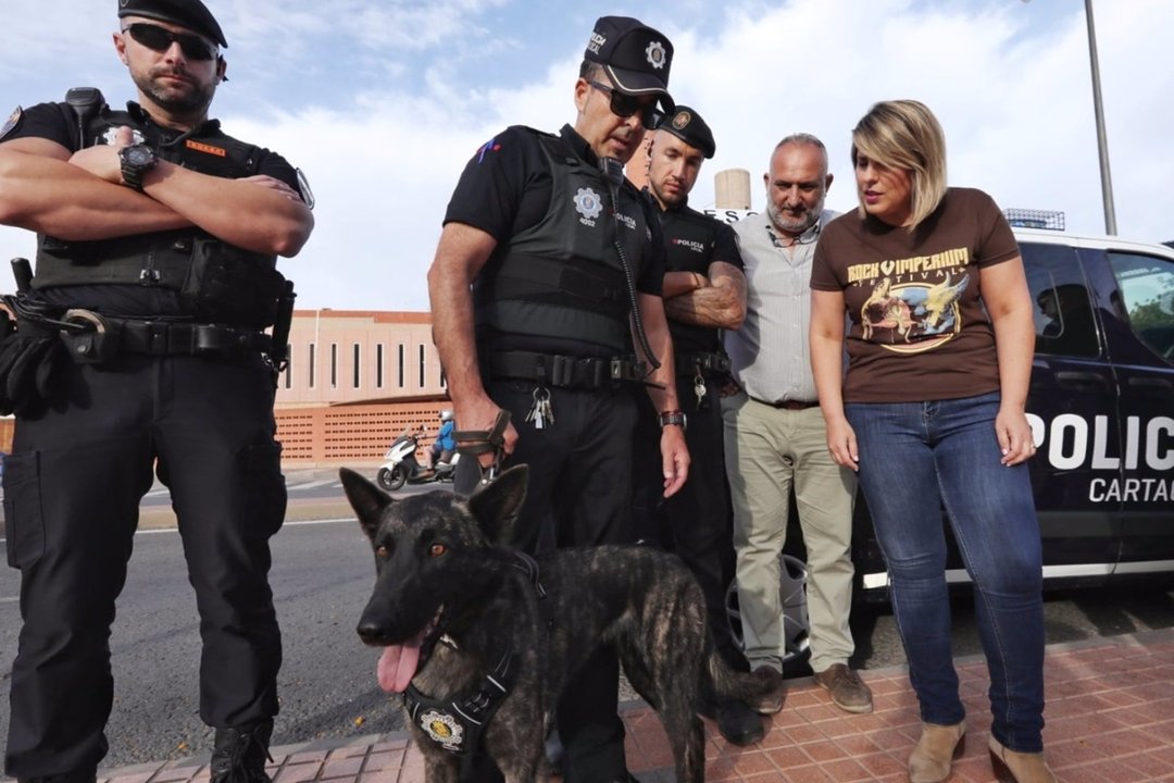 La alcaldesa de Cartagena, Noelia Arroyo, junto a perros de la unidad canina - AYUNTAMIENTO DE CARTAGENA