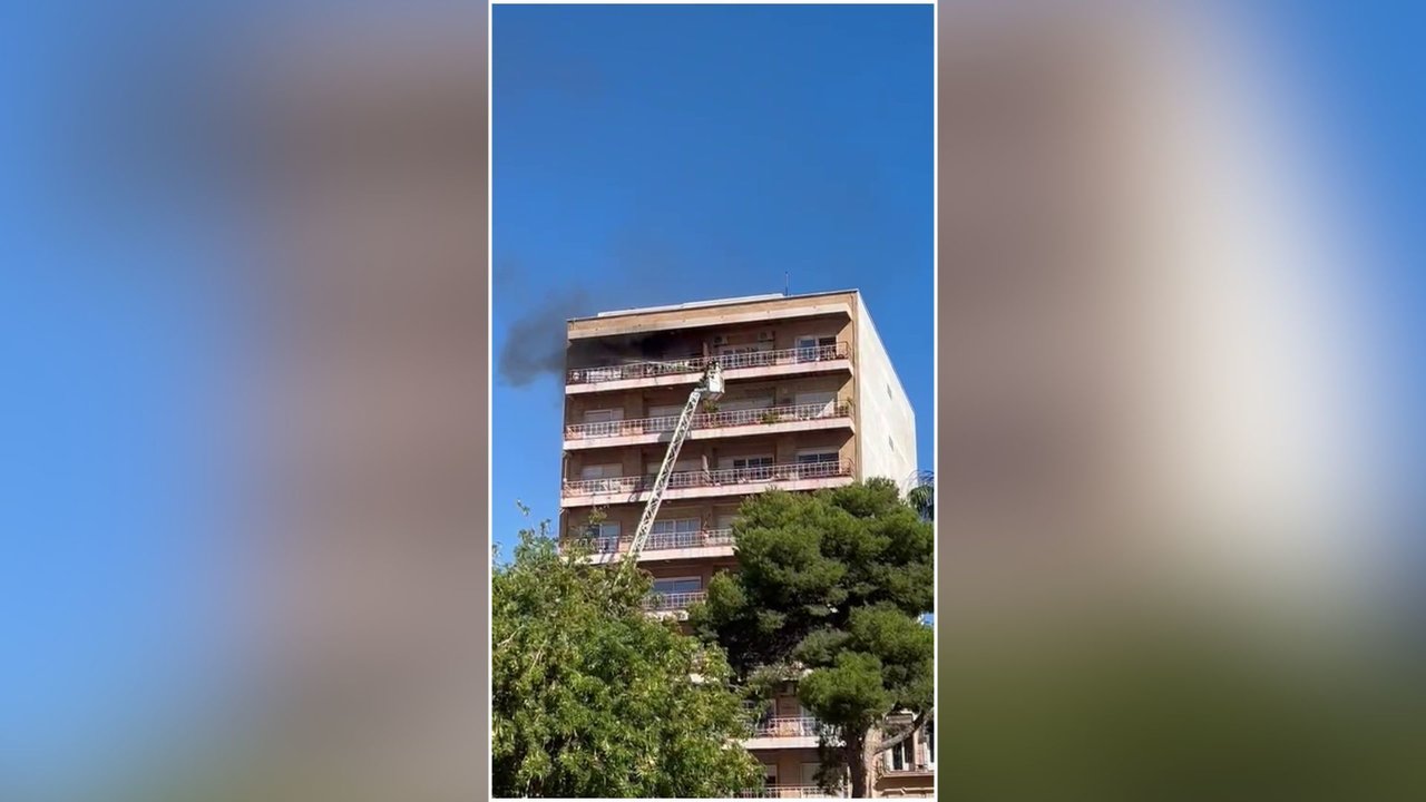 Los bomberos tratan de sofocar las llamas del interior de una vivienda en Cartagena (foto: La 7)