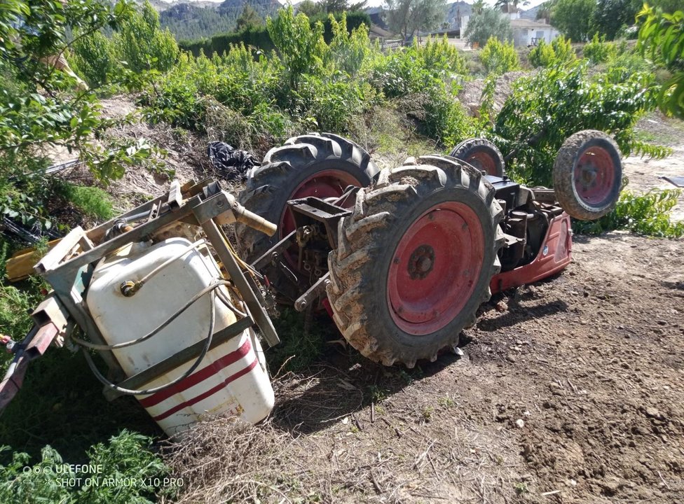 Imagen del tractor en el que iba el fallecido - BOMBEROS DEL CEIS