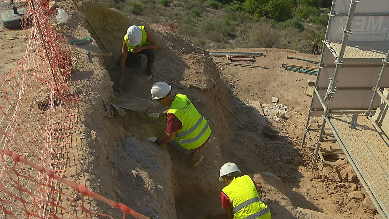 Tres arqueólogos realizando trabajos de excavación en La Fortaleza del Rey Lobo (foto: La 7)