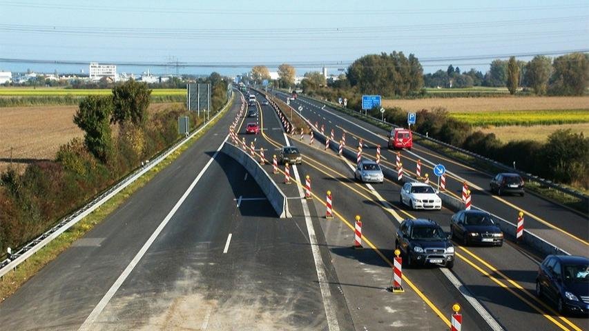 Carretera-pública-en-obras-con-señalización-de-desvío-provisional