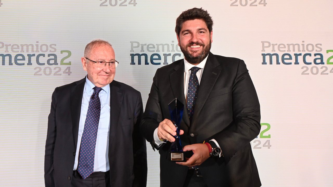 Fernando López Miras recibe el premio Merca2 en Madrid