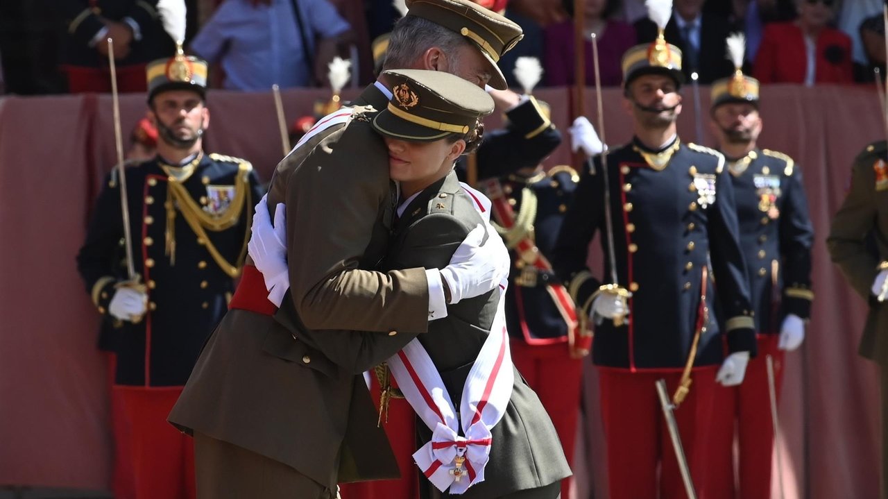 El Rey Felipe VI y la princesa Leonor, durante la entrega de los Reales Despachos de empleo y nombramientos a los nuevos oficiales del Ejército de Tierra y de la Guardia Civil, en la Academia General Militar (foto: agencias)