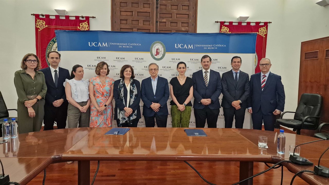 Foto de la familia a la conclusión del acto de firma con los representantes de la UCAM y el Grupo Fuertes - UCAM